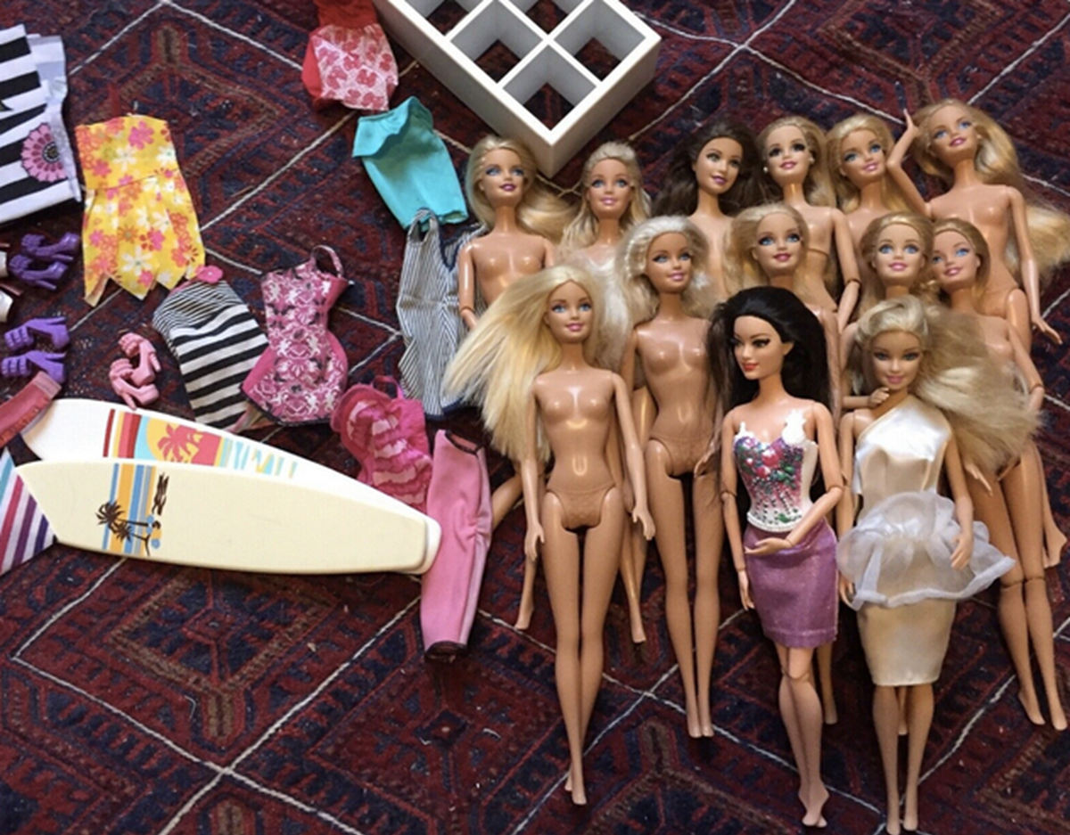 Mathilde fra Frederiksberg sælger i skrivende stund disse 13 Barbie-dukker. De har allesammen nyvasket hår, og der sælges lidt tøj med og et surfbræt. Mathilde sælger helst dukkerne samlet for i alt 600 kroner.