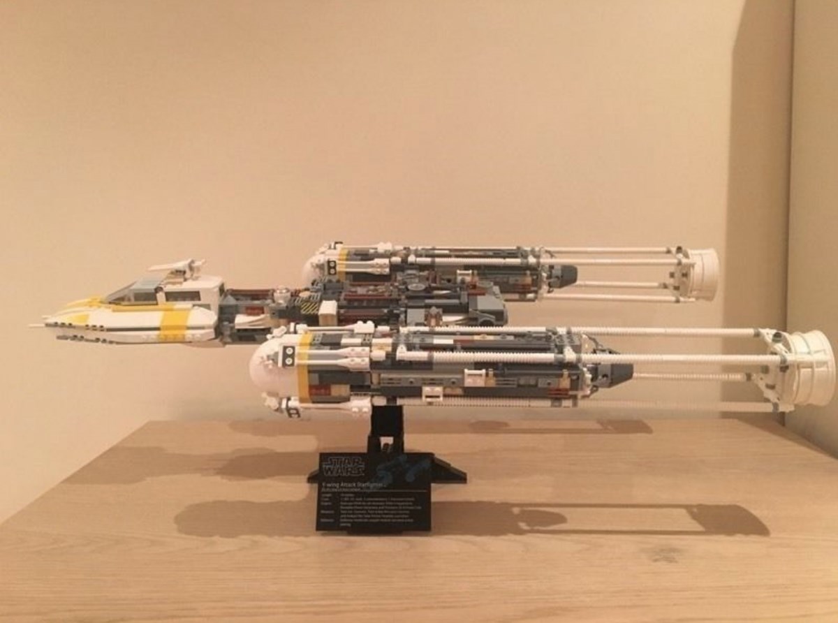 Sebastian har dette Lego Star Wars til salg. Sættet hedder ’Y-wing Attack Starfighter’, og skal det blive dit skal du betale 4.399 kroner for det. Sebastian bor i Engesvang og skriver på DBA, at sættet er udgået