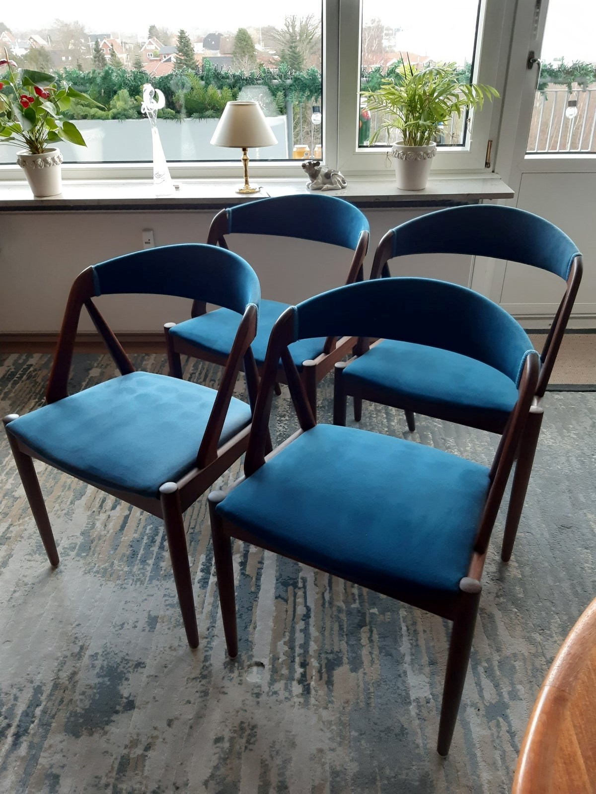 For kun 2.500 kroner kan du få disse fire spisebordsstole i teak, der er designet af Kai Kristiansen. Det er Karin fra Fredericia, som sælger modellerne, der hedder nummer ”31”.