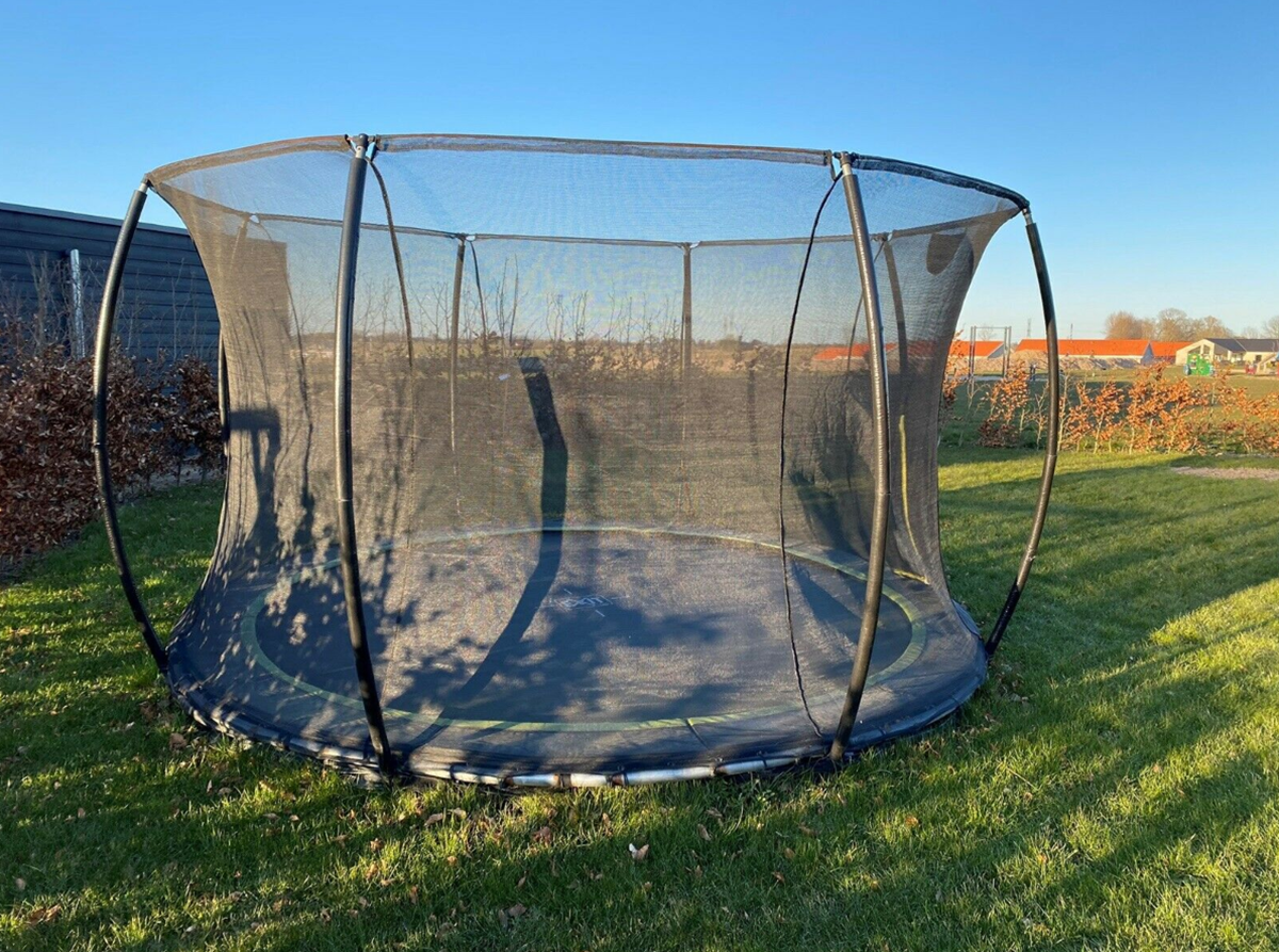 Thomas fra Odense SV vil lige nu have 1.100 kroner for denne trampolin, som han har til salg på DBA. ’ Trampolinen er i god stand, og springdugen er i perfekt stand også. Den trænger dog til en nedvaskning’, skriver han i DBA-annoncen