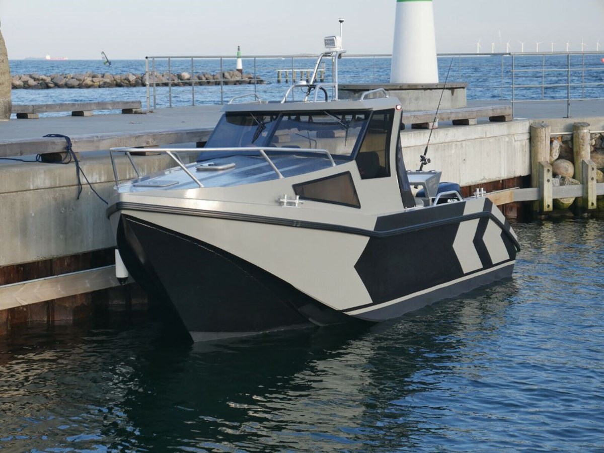 Denne fede aluminiumsbåd fra Gemi sælges af forhandleren Gemi Boats i Hellerup til lige over 400.000 kroner.