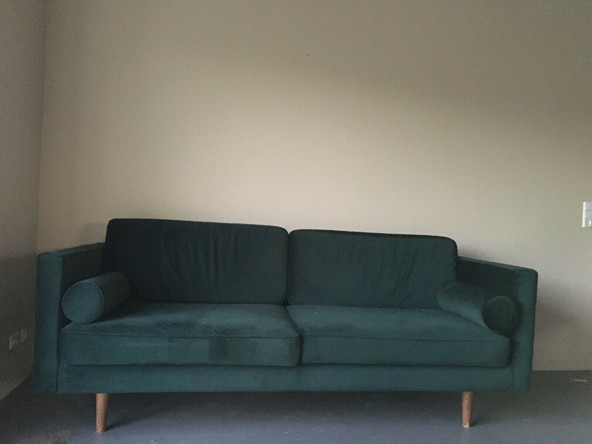 Den mørkegrønne veloursofa er blandt de møbler, der er sat til salg. Den kan blive din for 3.500 kroner.