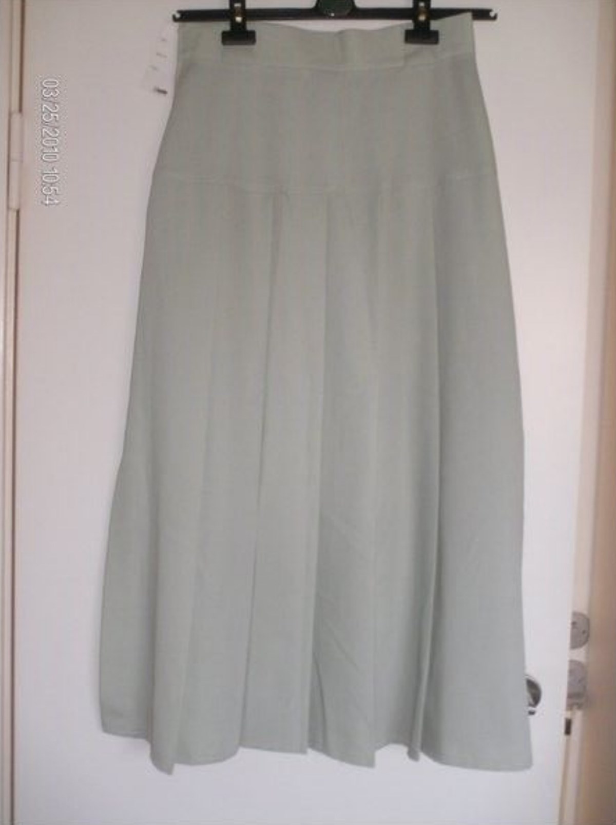 Her er Beatas nederdel, som har været til salg på DBA siden 2012, og som derfor er den ting på DBA, der har været til salg i længst tid. I annoncen skriver Beata: Nederdel, lang, str. 40, Bruckmann. Ubrugt lang nederdel (købt i Tyskland), mærke: "Mode Bruckmann". Str.40, længte:91 cm, taljen 78 cm. Langt nederdel med spændene lag samt slids i siderne