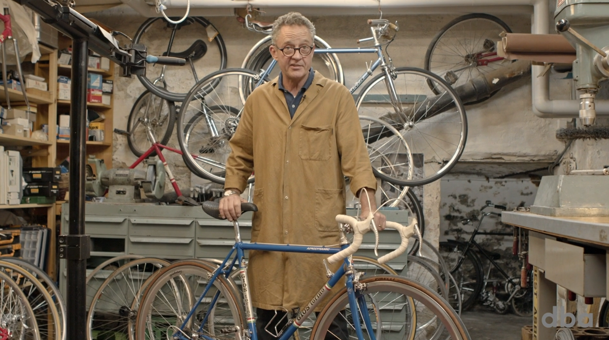 I samlingen gemmer sig mange dyre cykler. Denne blå cykel har Frans købt for 10.000 kroner, men vurderer at han snildt vil kunne sælge for 30.000 kroner.