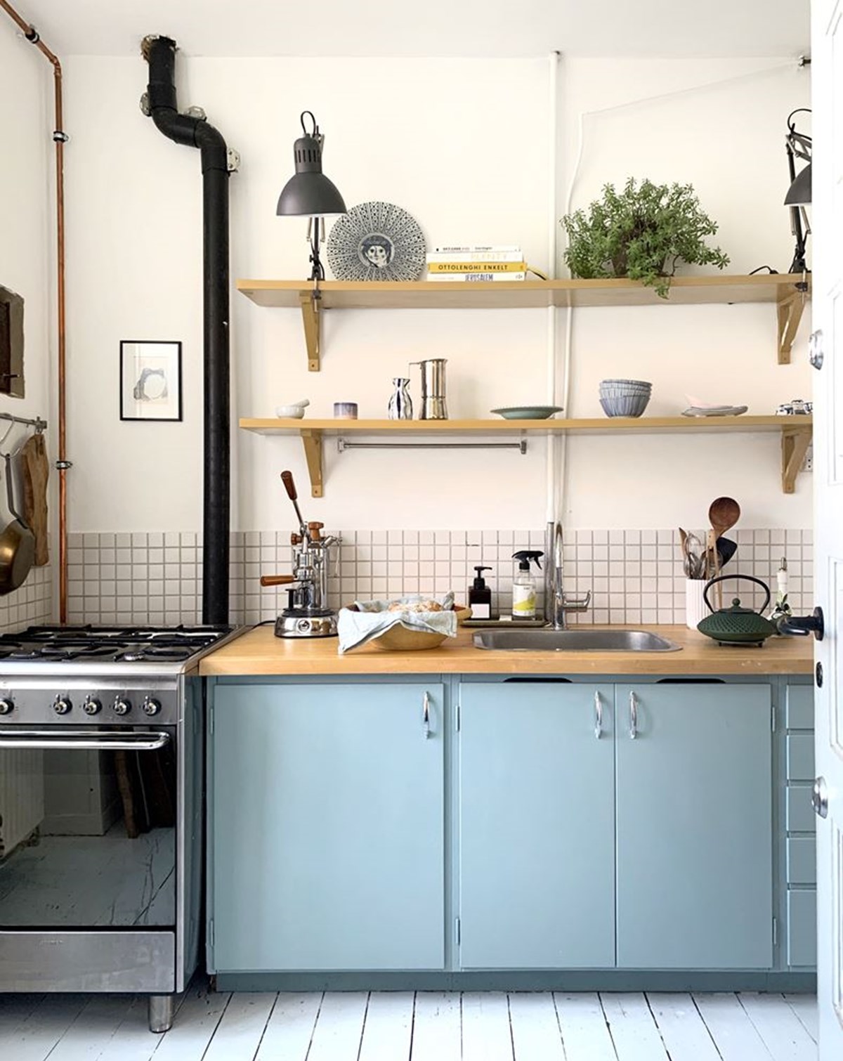 Her kan du se Frejas fine køkken. Det blå køkken gemmer på et helt særligt genbrugskøb - hvilket kan du finde svar på i artiklen. Se link ovenfor.