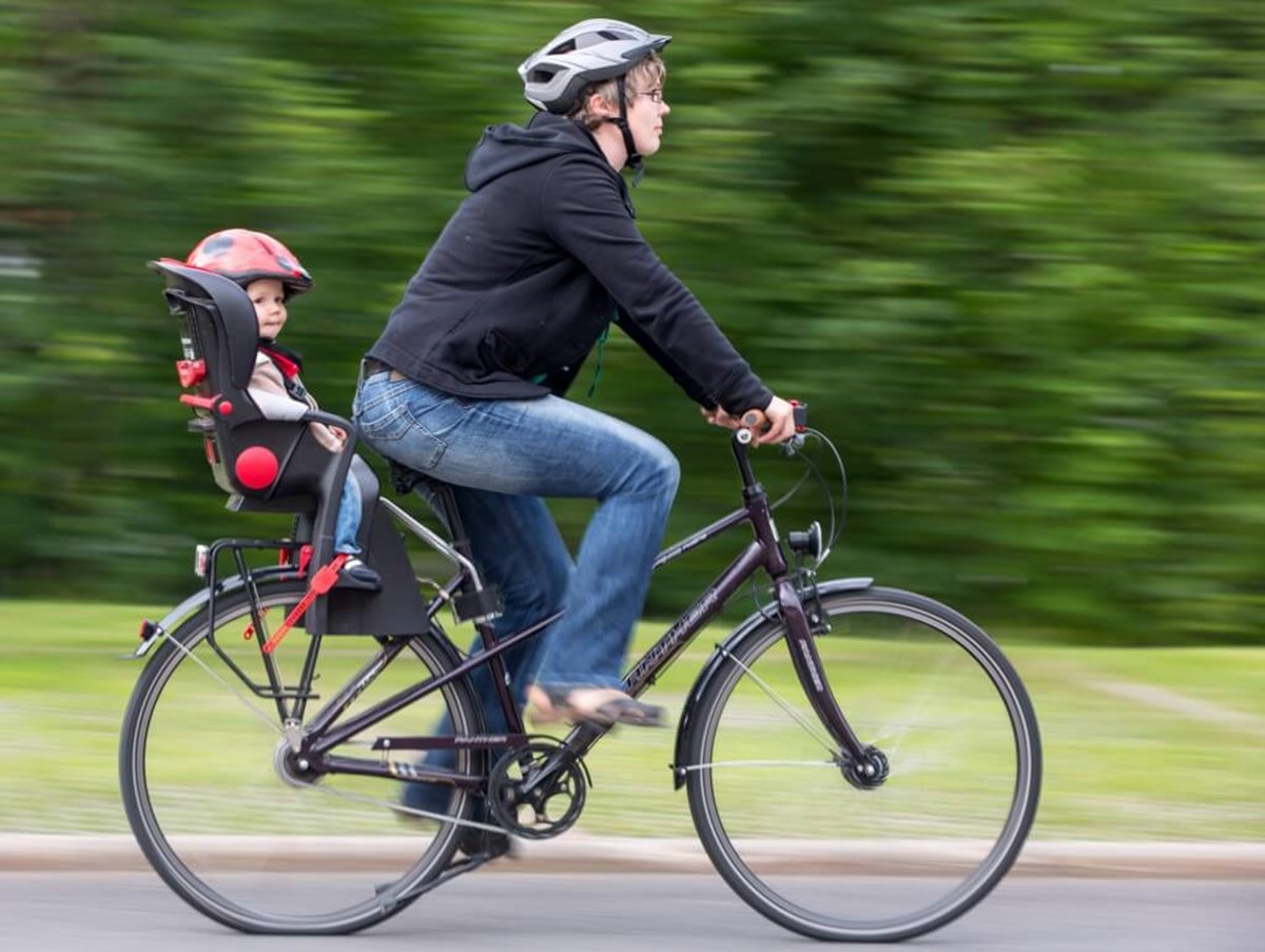 Der er ikke nogen aldersmæssig lovgivning i forhold til, hvornår børn må transporteres i cykelstol. Når barnet har kræfter nok til at sidde selvstændigt i cykelstolen, er det sikkert for dig at transportere barnet. Typisk anbefales det fra cirka 9 måneder. Søg efter cykelhjelm i størrelse 1 år, så vil du finde en hjelm, der passer