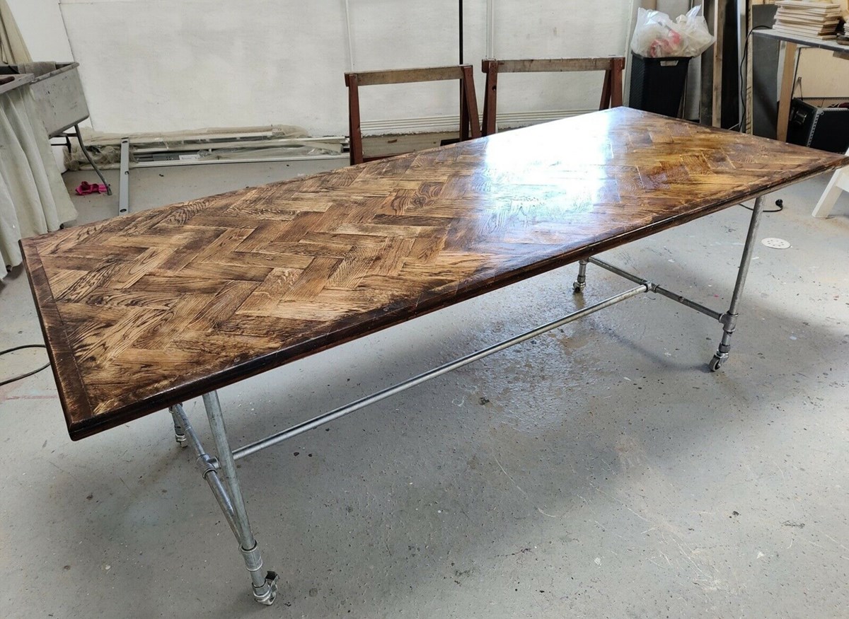 6.300 kroner skal du bytte med for at få fingrene i dette plankebord i massivt eg. Bordet er sat til salg af Glenn fra Helsingør.