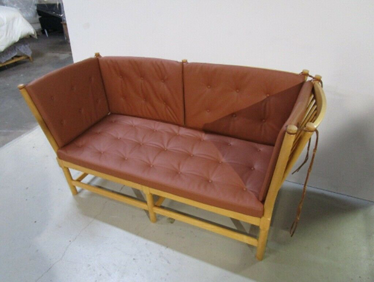En arkitekttegnet sofa fra Børge Mogensen er ikke nogen lille investering. Denne model koster 25.000 kroner i skrivende stund på DBA, men til gengæld holder den i mange år på grund af sine gode materialer.