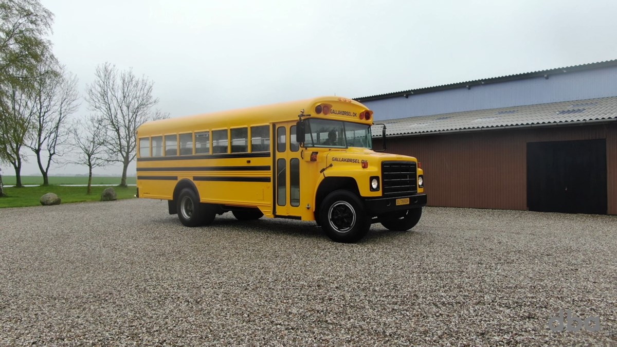 I 1980 blev skolebussen produceret. Siden har den oplevet en masse ting. Med denne bus træder du ind i en tidslomme