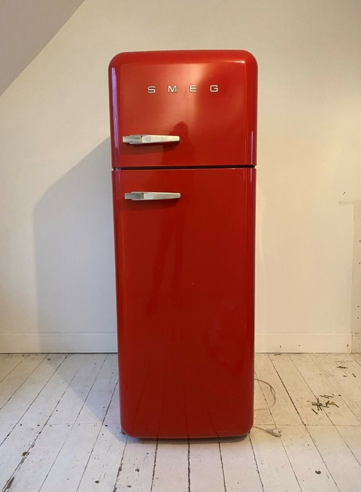 Vil du have smæk for skillingen, så køb et Smeg-køleskab på DBA. I skrivende stund er der 26 til salg på DBA, og dette røde kan blive dit for 2.500 kroner, hvis du tager til Nørrebro i København for at hente det. Her har Magnus-Matias nemlig til huse, og det er ham, der sælger køleskabet