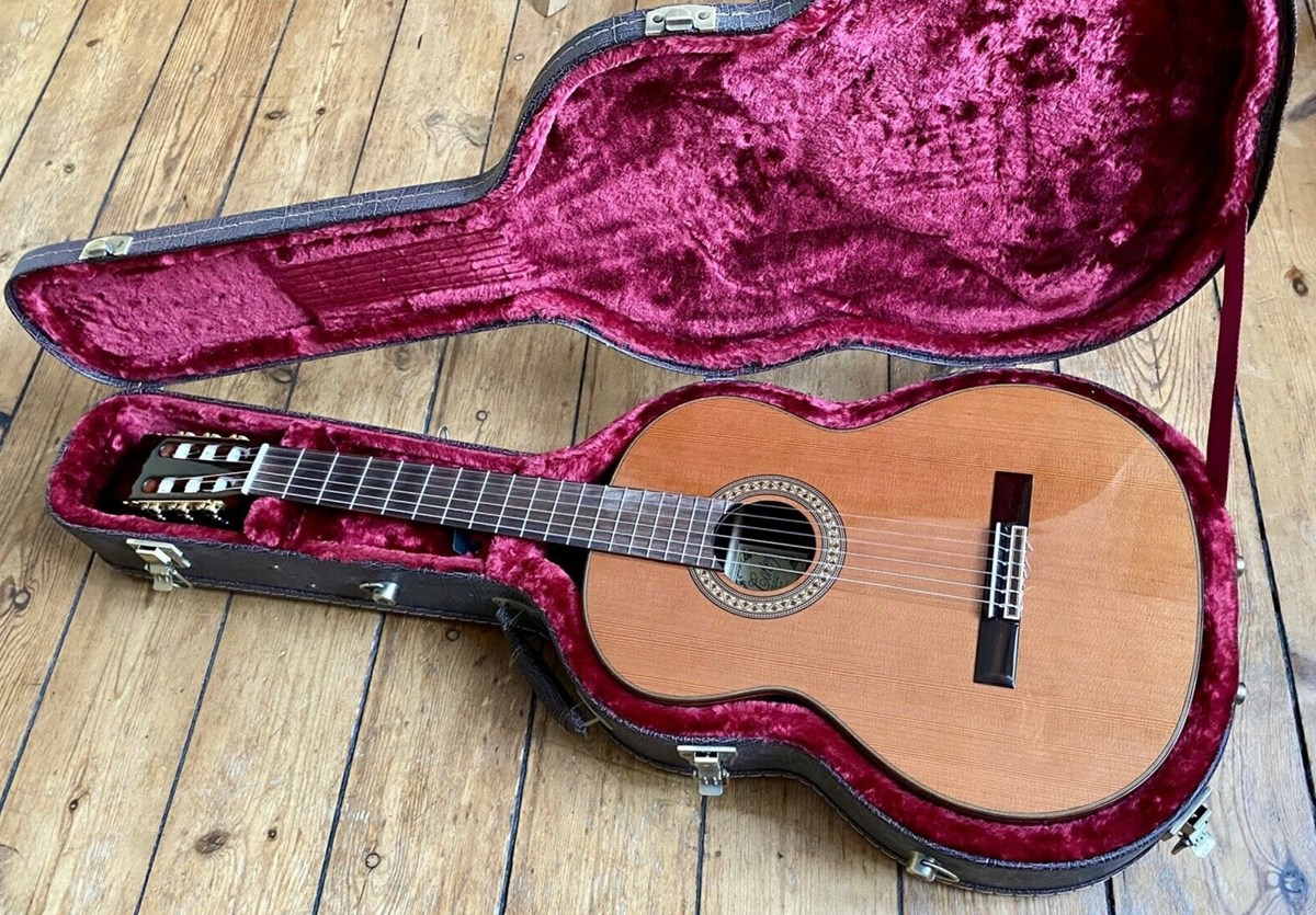 3.000 kroner skal du punge ud med, hvis denne guitar, som lige nu er til salg på DBA, skal blive din. Guitaren er en klassisk én fra mærket Salvador Cortez, og det er Jeppe fra København N, der har guitaren til salg