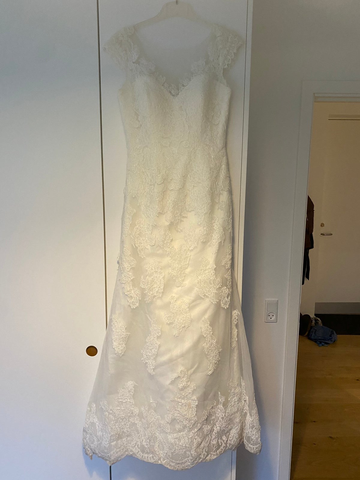 Denne smukke brudekjole i størrelse 38 sælger Louise fra Valby. Nyprisen var 16.000 kroner, men den kan blive din for kun 1.200 kroner.