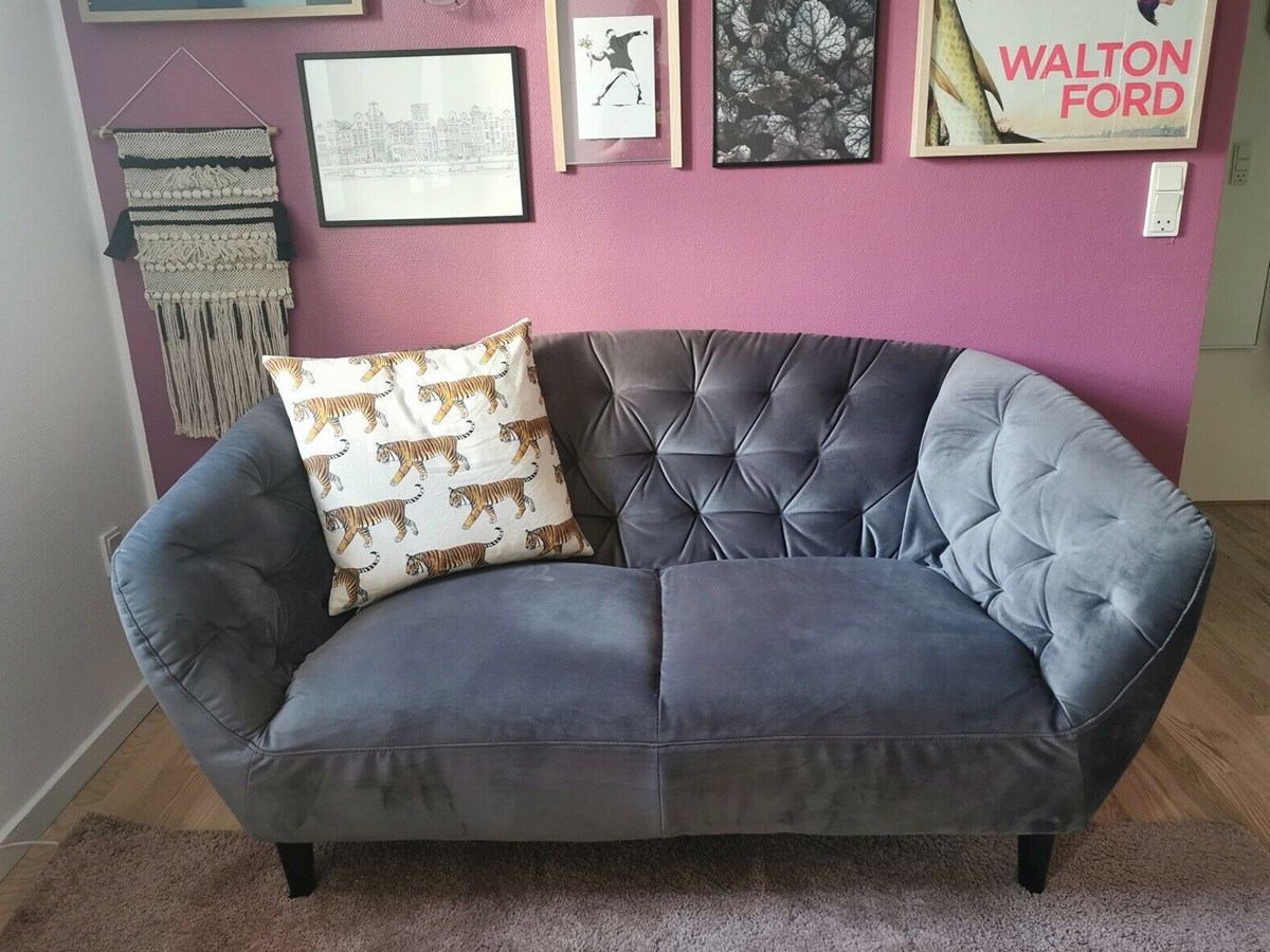 For 2.000 kroner kan Nadjas velour-sofa i grå blive din lige nu på DBA. Sofaen står i Aarhus C