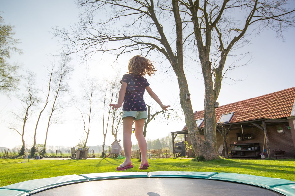 Hvis I har besluttet jer for, at I skal have en trampolin, så er det ofte ikke nok bare at overveje, hvor meget trampolinen vil blive brugt. Det er også værd at overveje, hvor mange der bruger den. Er det kun børnene, eller skal forældre også kunne hoppe på den? Og skal I kunne hoppe en eller flere ad gangen?