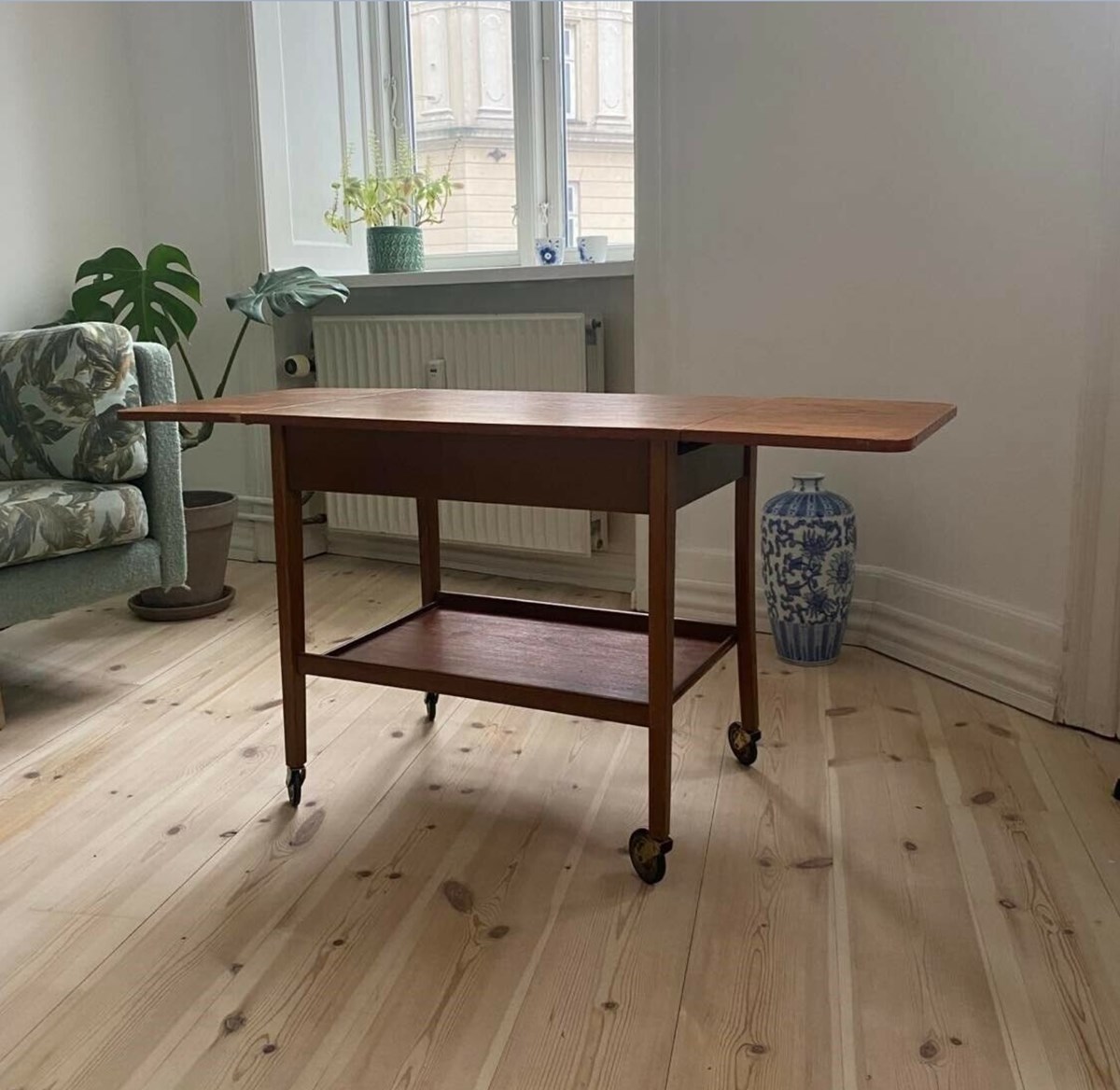 600 kroner håber Nina i København N at få for dette sofabord i teaktræ. ’Sælges grundet flytning. Står på 1. sal, vejer ikke meget’, skriver hun i annoncen.