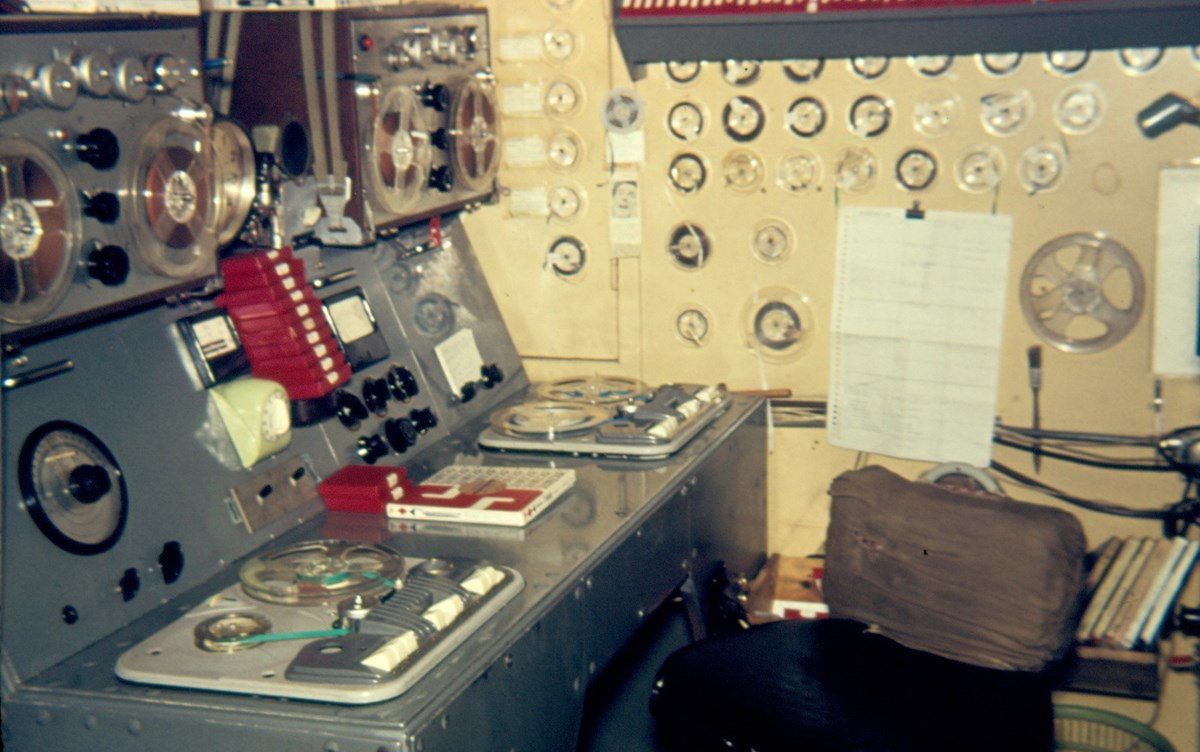 Sådan så afviklingen ud på Radio Mercurs sendeskib i 1960. Billedet viser båndmaskinerne, der afviklede programmerne. På væggen ses spolebånd med eksempelvis jingles. (Foto: Dansk Radio)