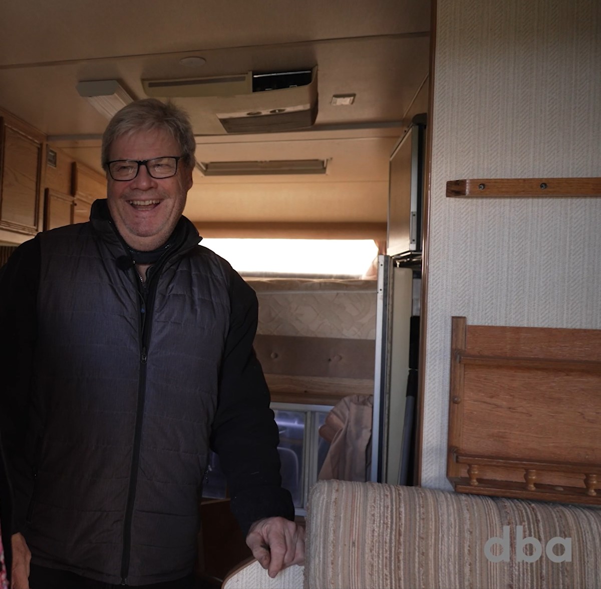 Køleskabet i Henriks camper er lige så stort som det, du har derhjemme. Formentlig. Det er i hvert fald i normal ”bolig-størrelse” og ikke sådan et lille pis’-køleskab, man tit finder på camping.