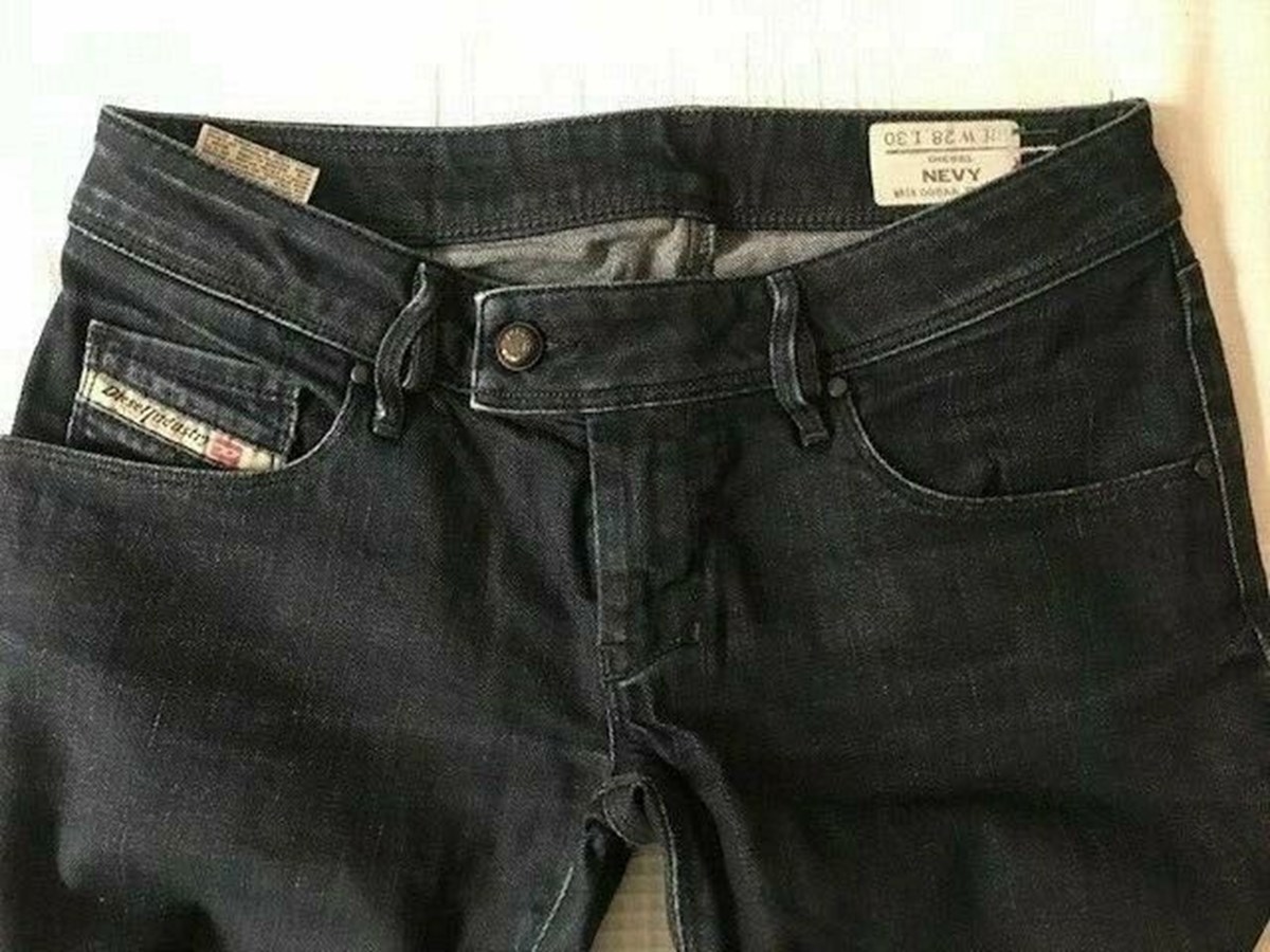 Havde du ikke et par jeans fra Diesel dengang, kan du heldigvis finde dem på DBA i dag. Jeanet fra København sælger dette par for 300 kroner.