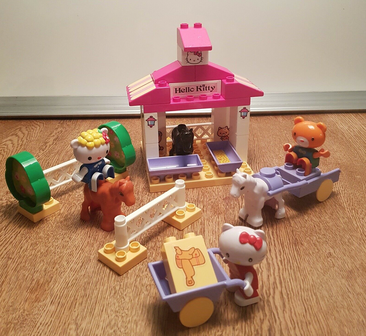 50 kroner skal du af med, hvis Hallo Kitty-Legoet her, som Arno fra Them har til salg, skal blive dit nye Lego