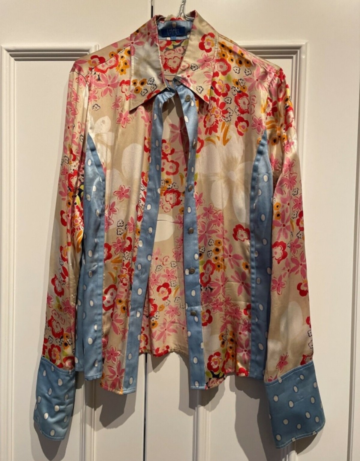 200 kroner kan du købe denne skjorte for af Christina fra Frederikberg C. Skjorten er i størrelse 40, den er god men brugt, og så er den lavet af silke. Mærket er Escada