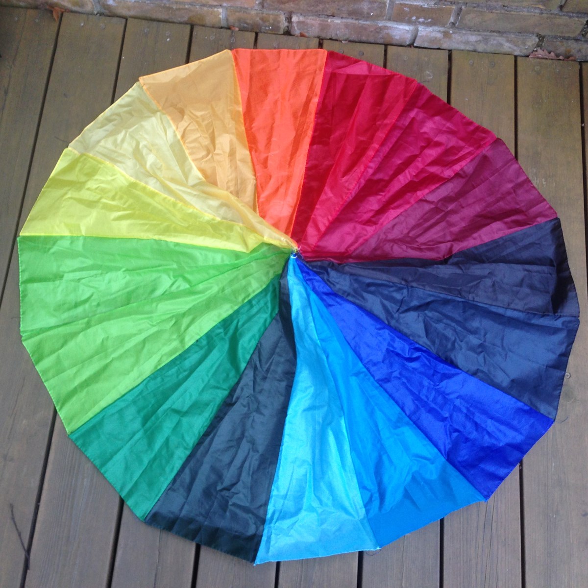 Sådan så den fine paraplydug ud, efter jeg havde befriet det fra stellet – og givet det en kort vask