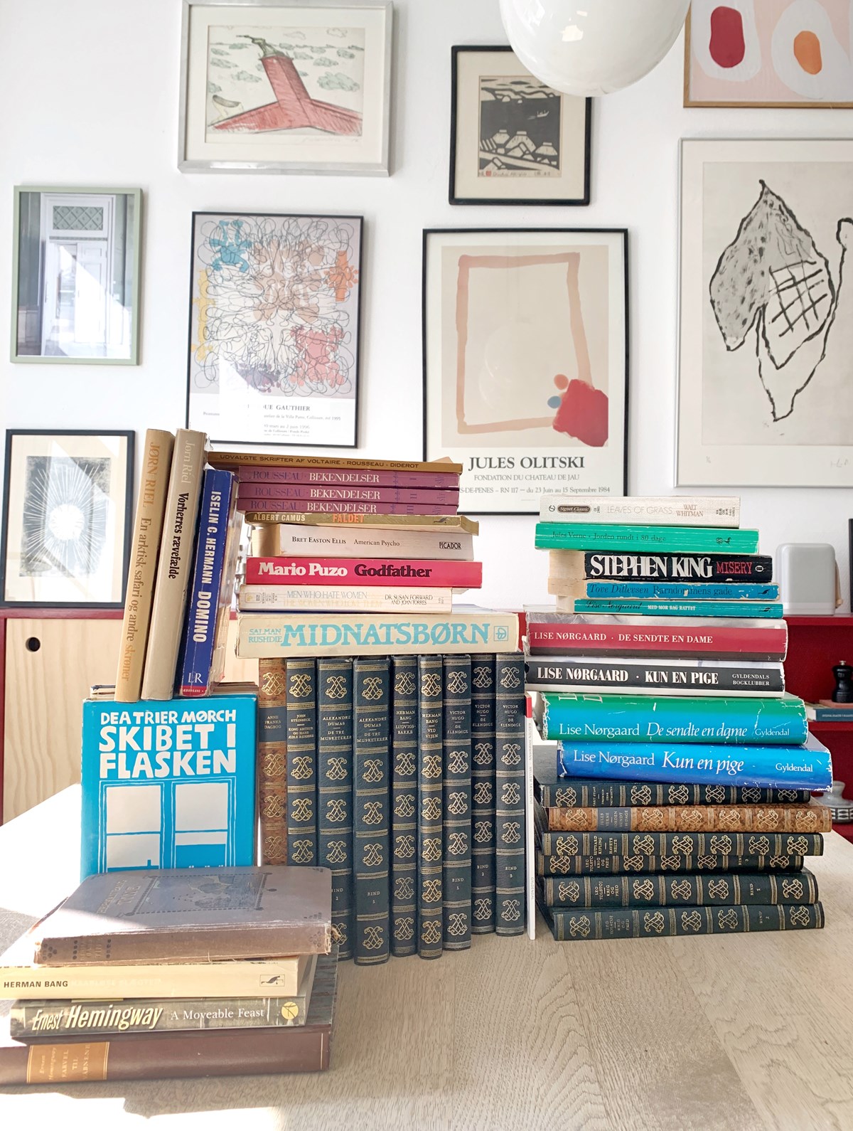 Her ses nogle af Frejas bøger, købt brugt. Hun gør sig sine fund på DBA, Lauritz, loppemarkeder, Instagram, genbrugsbutikker og Blocket