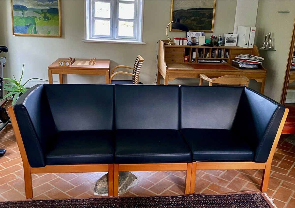 GE 280 hedder denne sofa, som kan blive din, hvis du altså har 12.000 kroner på lommen. Sofaen er en Wegner, og det er Jens fra Rønde, der har den til salg.