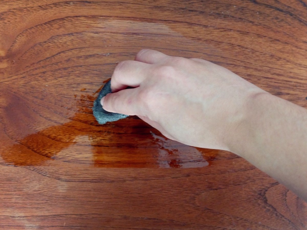 Fjern skjolder fra teaktræsmøbler