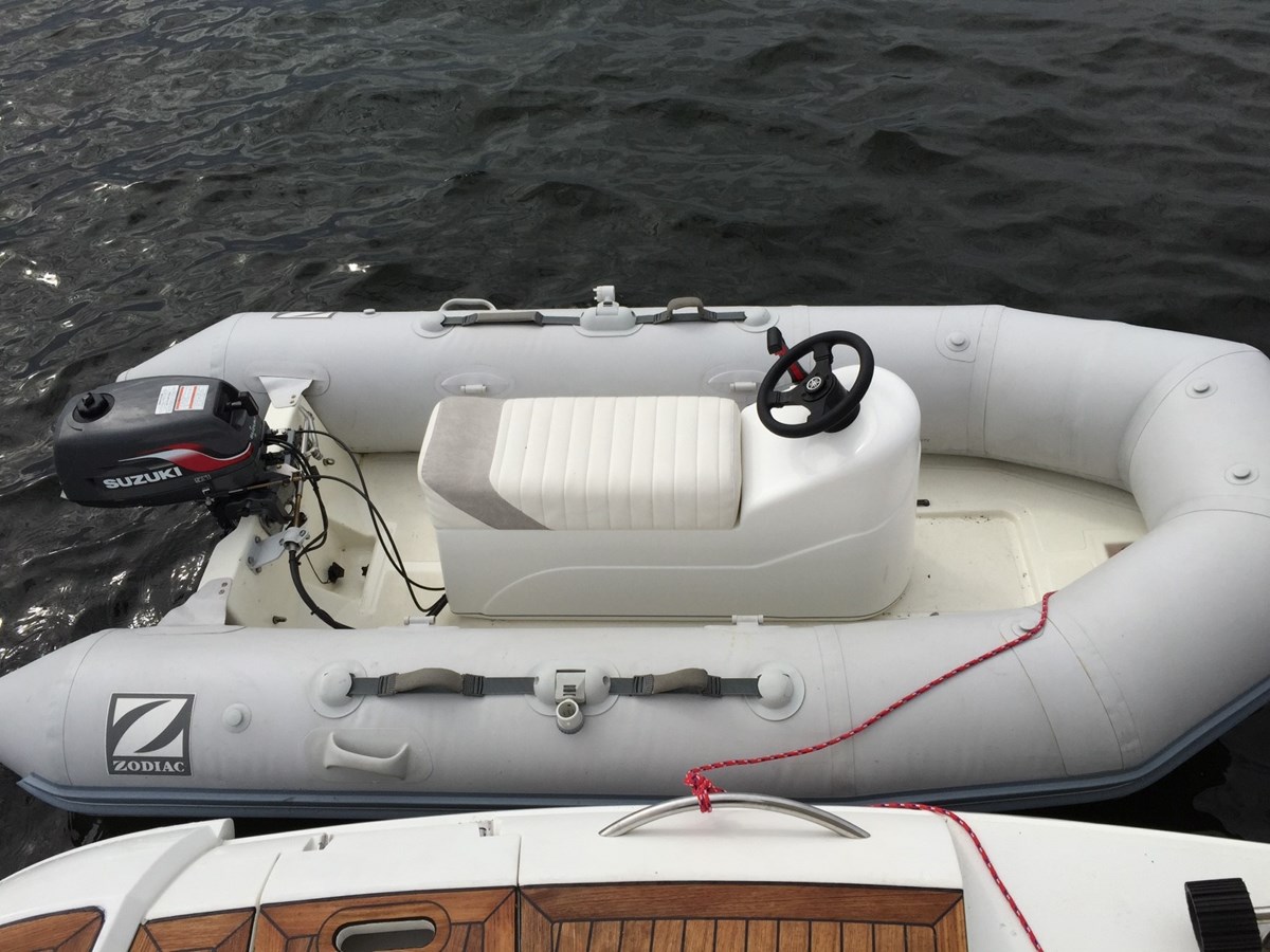 Med til båden hører en 300 centimeter RIB (gummibåd) som er udstyret med en motor på 15 hestekræfter