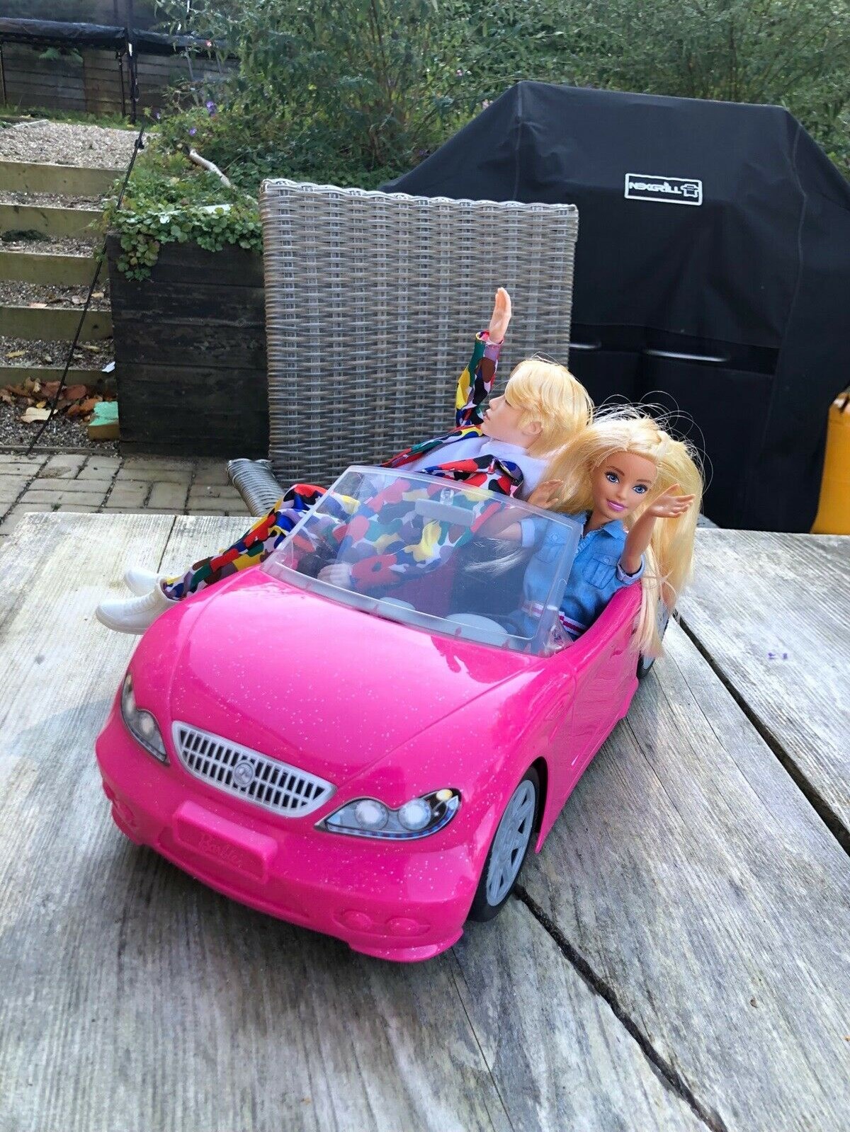 Selvfølgelig kører Barbie i en pink bil. Denne vogn koster 150 kroner, men så får du også begge dukker med i købet.