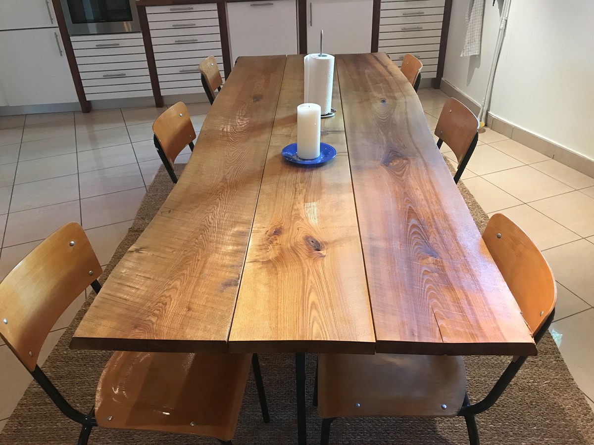 Spisebord lavet af brugte Kalmarbrædder fundet på DBA
