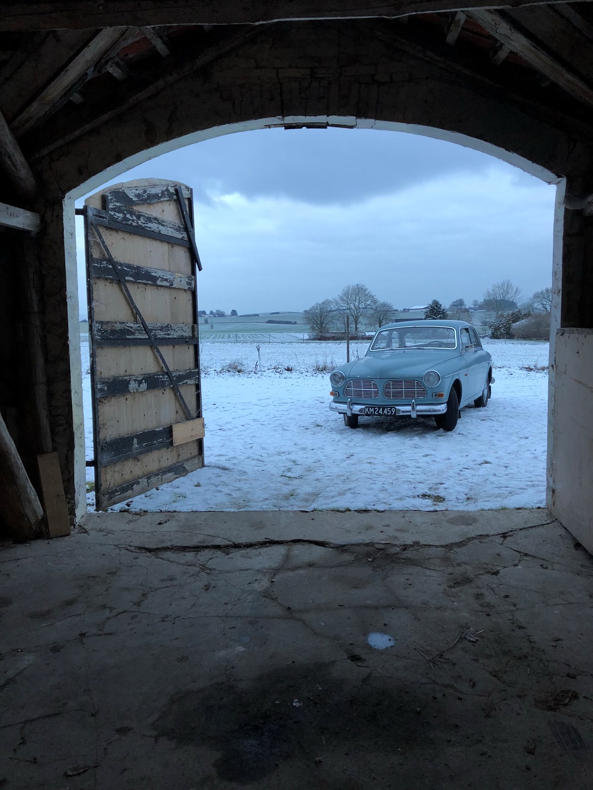 Bilen står i en garage hele vinteren