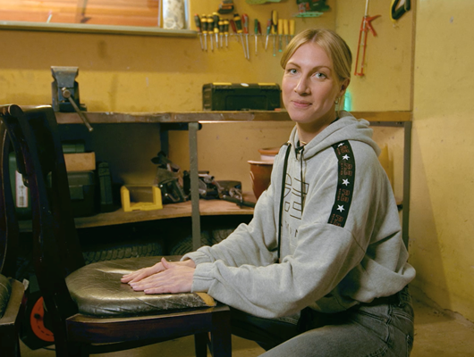 Skjulte Skatte: Et par ødelagte stole forvandles til en charmerende bænk 