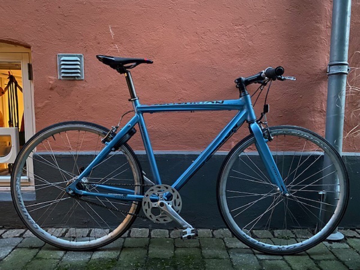 Denne flotte og velholdte herrecykel sælger Ulrich i Aarhus for 3.000 kroner. Jernhesten fra Centurion er lige blevet synet hos cykelsmeden, så den er klar til at køre.