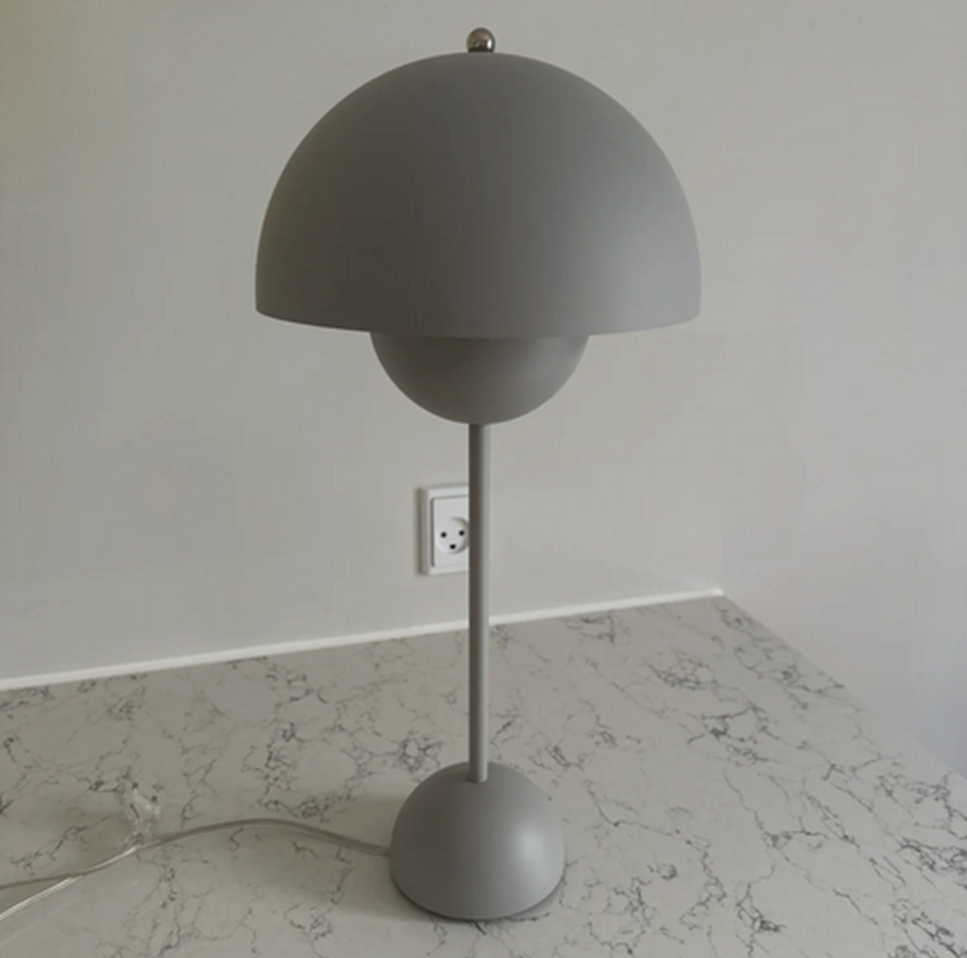 Sikke en fin, lille Verner Panton Flowerpot-lampe V3 i mat grå. Hvis den skal pynte hjemme hos dig, skal du aflevere 1.000 kroner til Cathrine fra Odense, som netop nu har lampen til salg her på DBA.