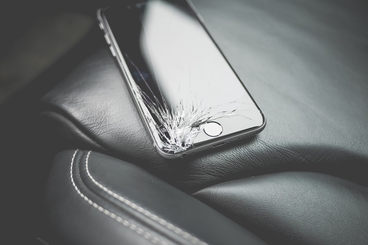Gå uden om smartphones, der har været til uautoriseret reparation. Særligt skærmudskiftninger forringer værdien på telefonen