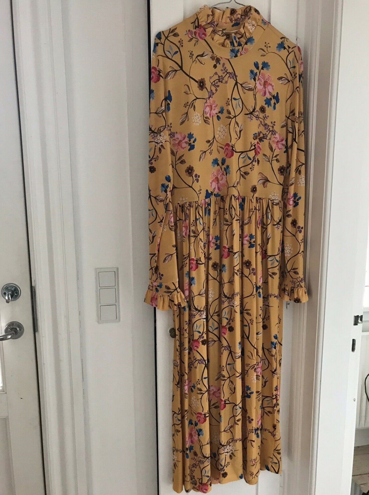 Denne kjole fra Stine Goya er lige nu til salg på DBA for 700 kroner. Det er Dorthe fra Vester Skerninge, der har kjolen til salg, og hun skriver, den er næsten som ny og i størrelse large.