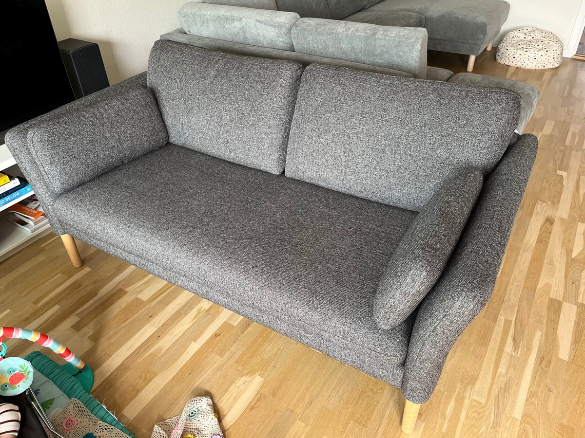 En lækker 2-personers sofa med lysegråt uldbetræk sælger Emma fra Vanløse netop nu. Modellen er fra Ilva og kan blive din for 2.250 kroner.