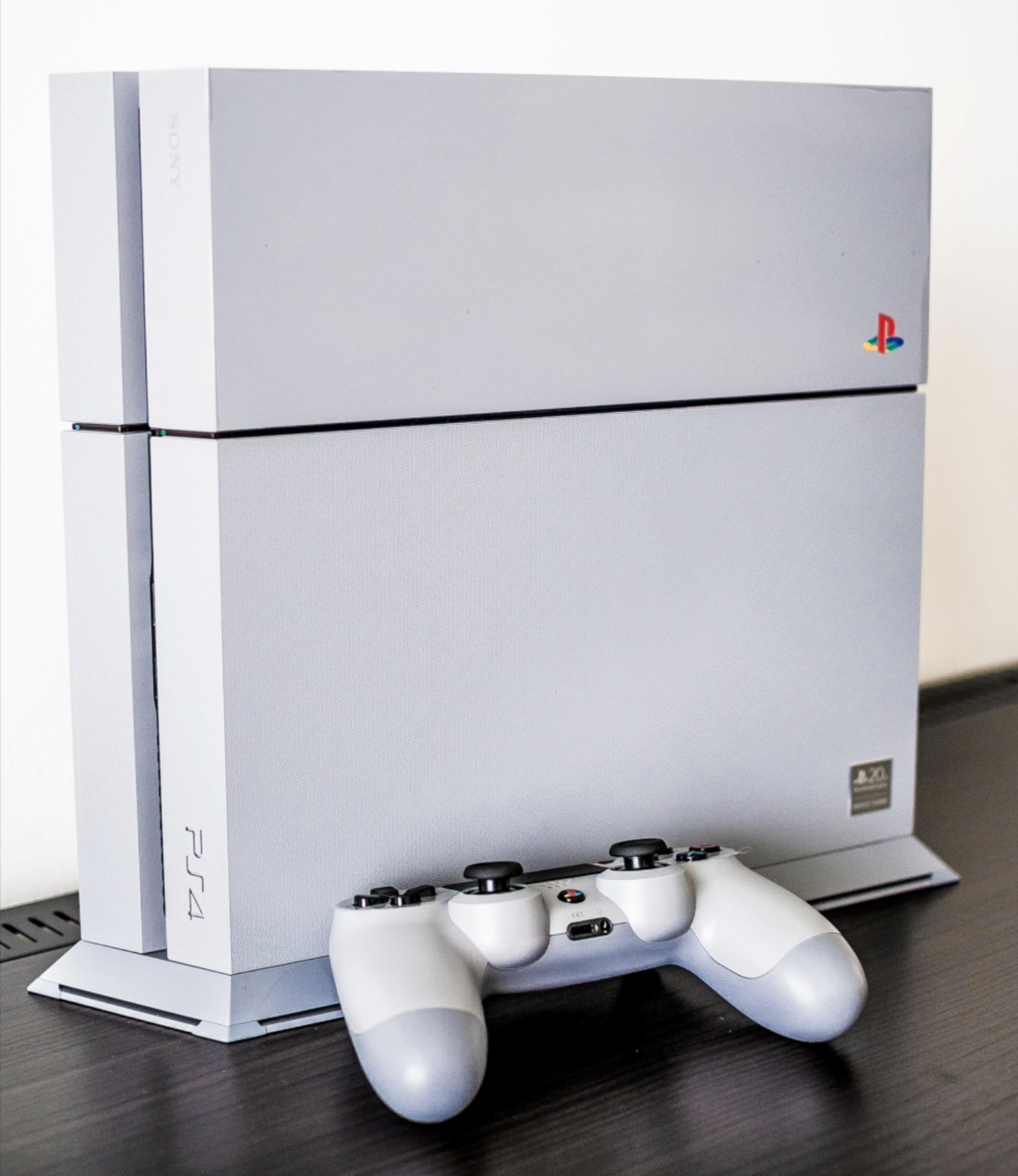Jubilæumsudgaven af PlayStation 4, som ses på billedet her, er lavet med den originale grå farve fra PlayStation 1. Det oprindelige PlayStation-logo er også på alle delene i 20-års-udgaven.
