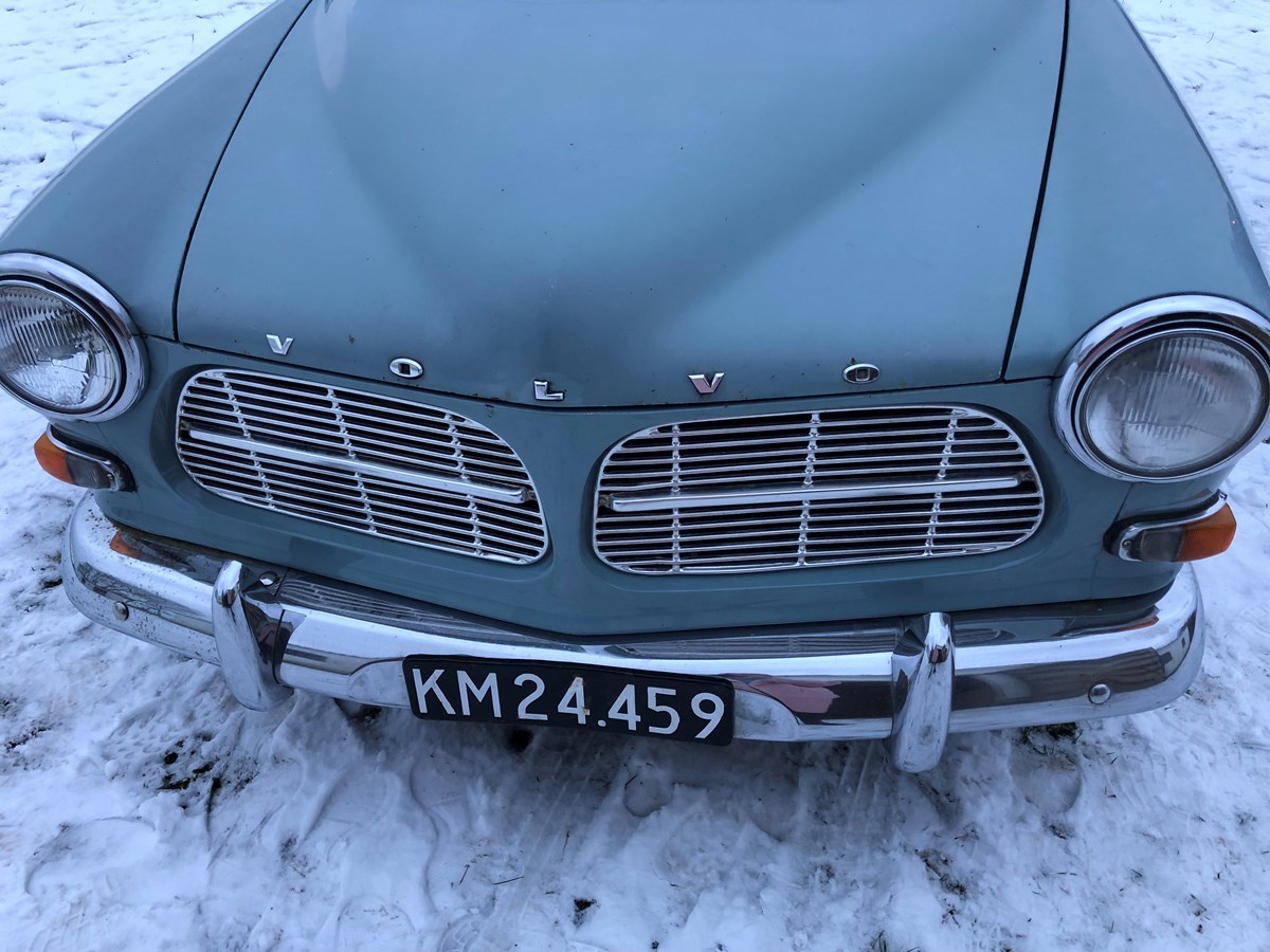 Jespers bil er fra 1965, og det ses blandt andet på nummerpladen, som er kortere, end vi ender den, og så er den sort