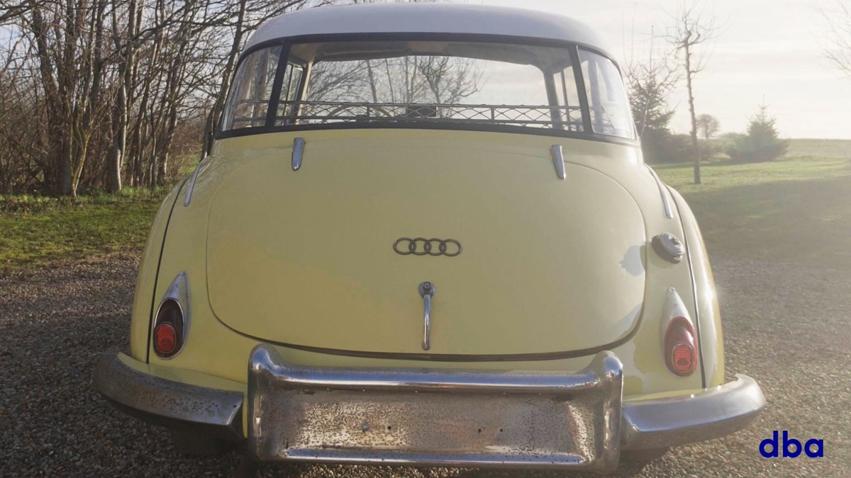 Bilen er en DKW 3-6, 0,9 Coupé, som kører på benzin, Bilen er fra 1956 og har to døre