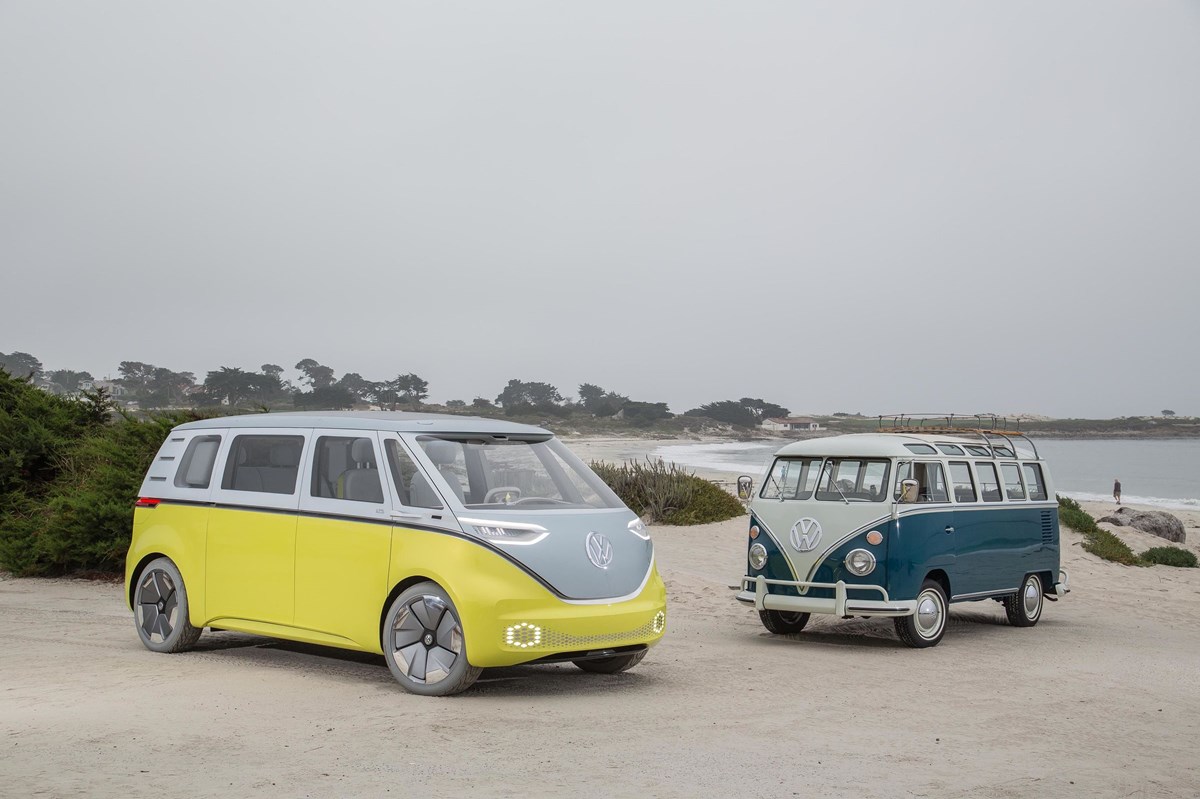 Det nye ’Rugbrød’ er udkommet i to versioner – nemlig som I.D. Buzz, der er eldreven, og som multivanen, der er en hybridbil. Den fås i syv forskellige farver og fire forskellige to-tonet farver. Foto: Pressebilleder fra Volkswagen