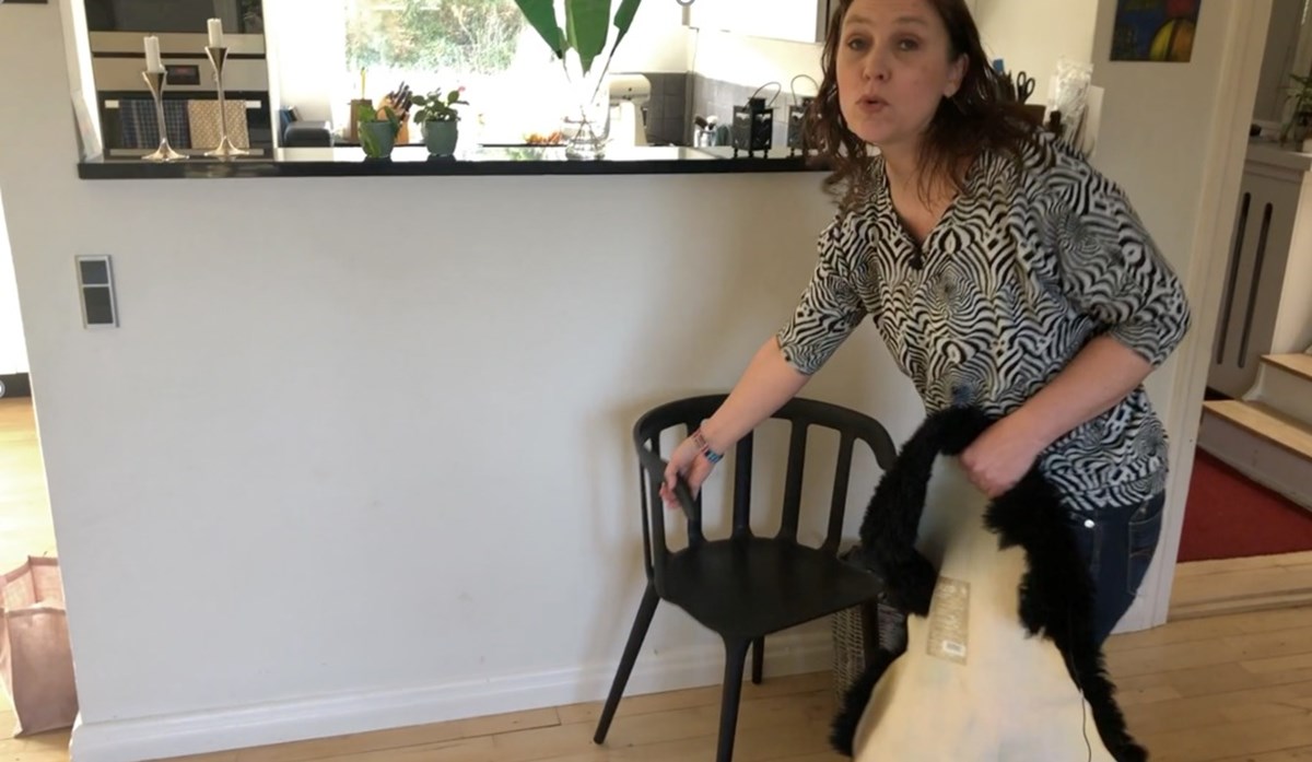 Kirstine med et lammeskind fra dba til en 50ér og den IKEA-stol som hun klunsede