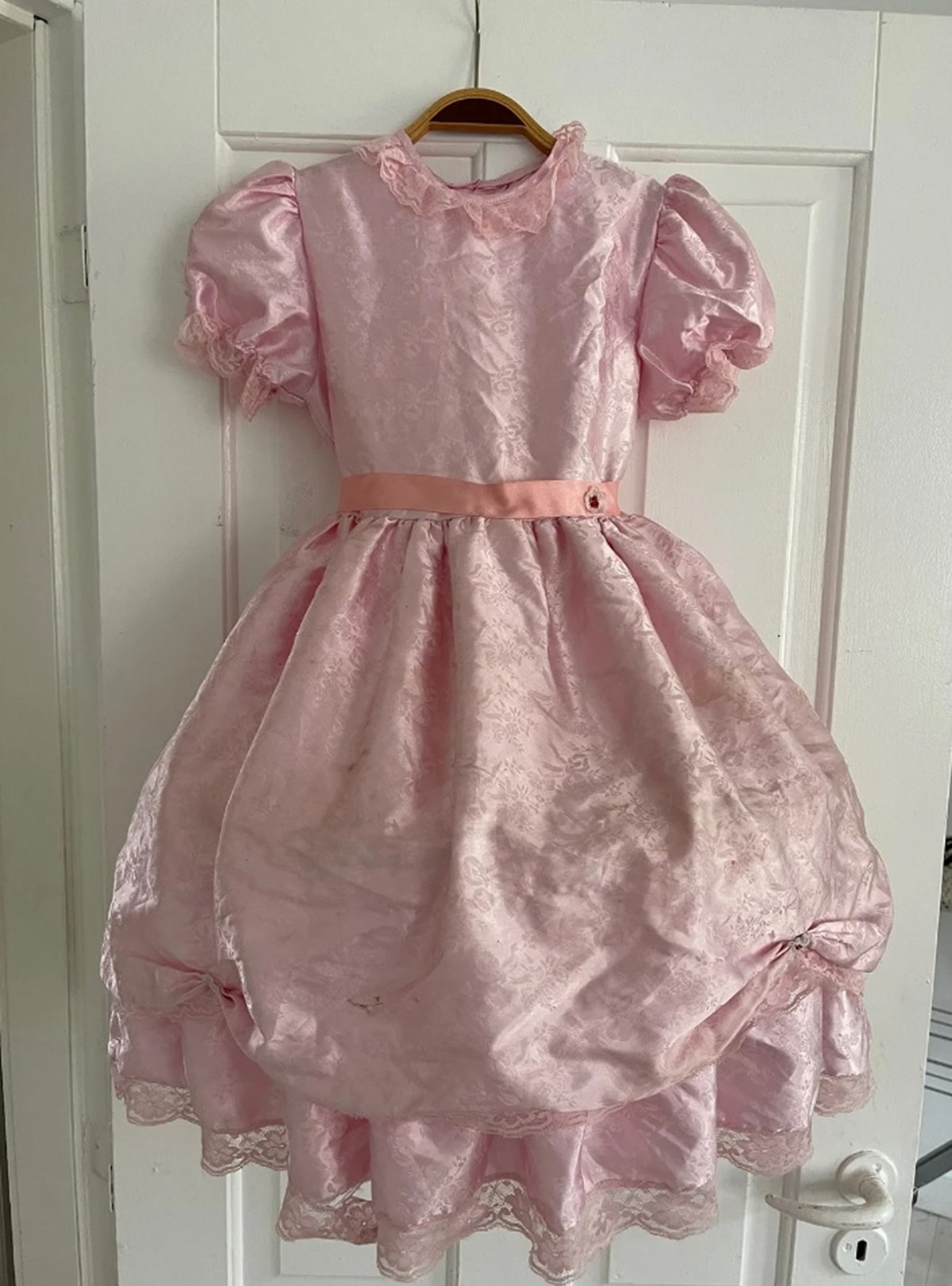 Du har massere af muligheder for at forvandle dit barn til en prinsesse til fastelavn. 70 kroner vil Tanja fra København V for eksempel have for denne kjole, der passer en 3-5-årig. 