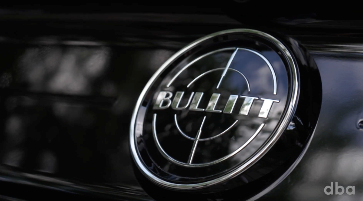 'Bullitt'-logoet på billedet er det eneste logo eller 'badge', man kan se udenpå bilen. Du kan ikke finde den velkendte Mustang-hest, og Ford-logoet er heller ikke eksisterende.