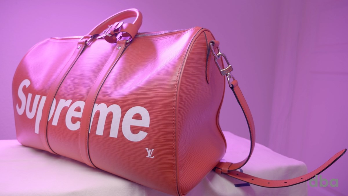 forfremmelse Alternativt forslag underordnet VIDEO: Se Supreme x Louis Vuitton taske Keepall Bandoulier på DBA
