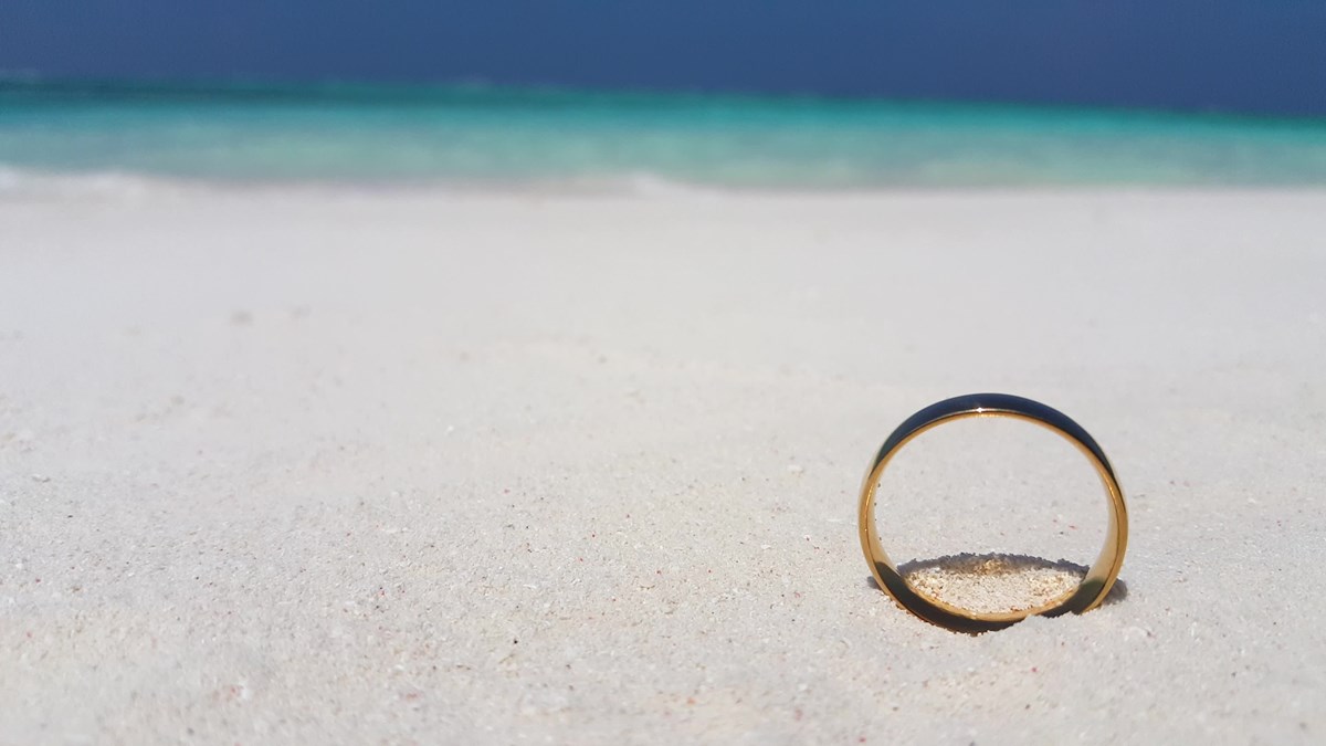 Det er ikke altid lige så nemt at finde sin ring i sandet som på dette billede, hvor ringen tydeligt gør opmærksom på sig selv. Herunder kan du læse dig frem til, hvordan der er hjælp at hente, hvis ringen en dag leger gemmeleg med dig i sandet
