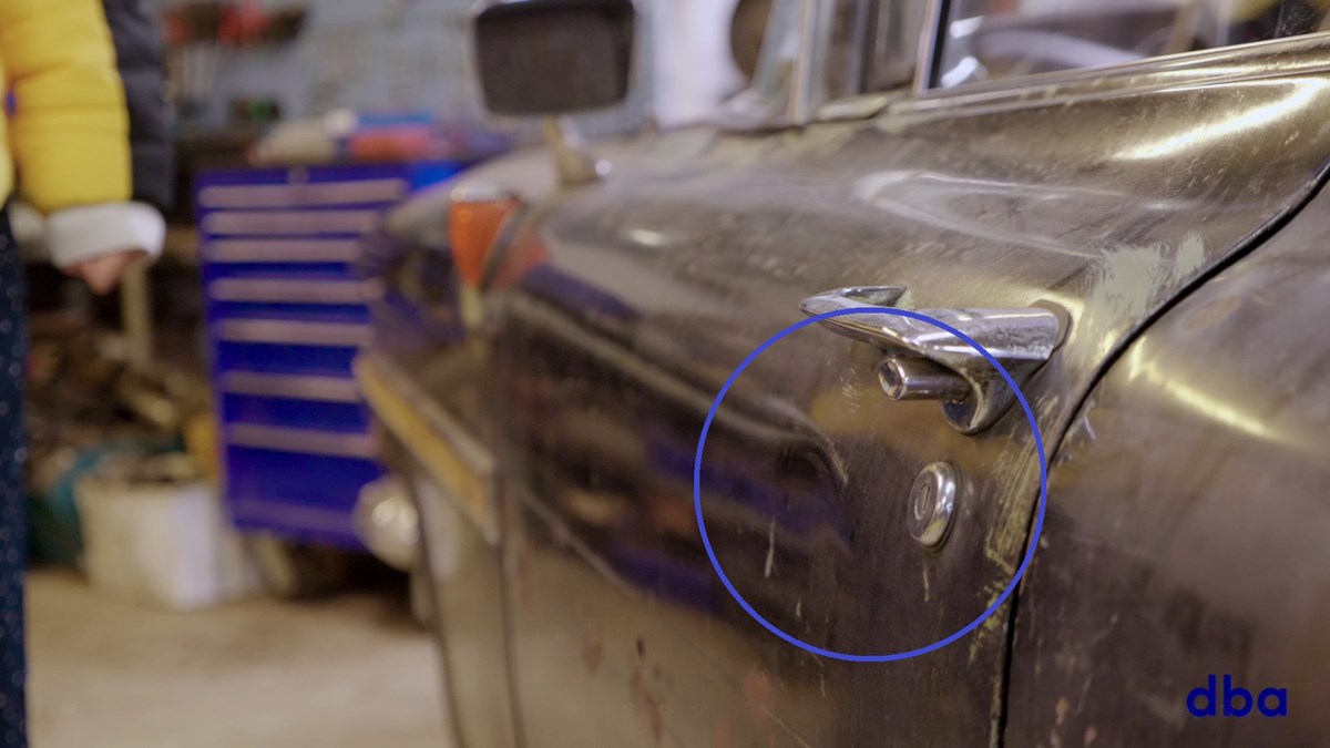 Her kan du se den bule i bilen, som blev lavet i en af Olsen Bande-filmene. Hvilken film, der er tale om, og hvorfor bulen blev til, kan du få svar på i vores video, som du finder øverst i artiklen