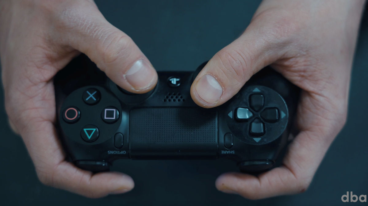 Udover den almindelige controller til PlayStation 4 findes der både rat og pedaler til bilspil og 'move'-controlleren til virtual reality-spil.