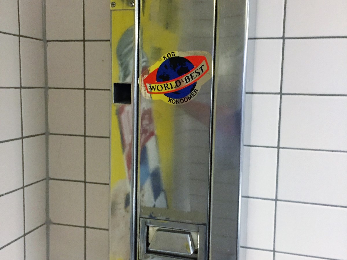 Her ses Jans kondomautomat på sønnernes badeværelse
